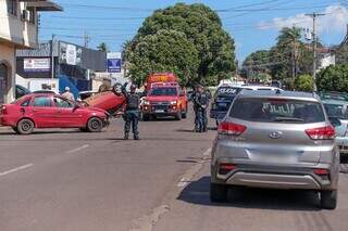 Carro capota ap&oacute;s colis&atilde;o em cruzamento e bate em ve&iacute;culo parado