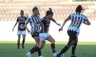 Jogadoras disputam a posse da bola. (Foto: Jonatan Dutra/Ferroviária)