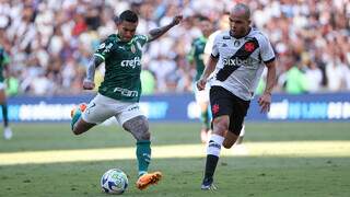 Atacante Dudu prepara o chute em lance ofensivo do Palmeiras (Foto: Divulgação)