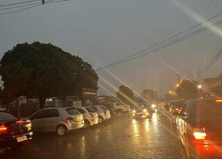 Carros formam fila dupla em frente à escola Loide Bonfim durante chuva desta tarde (Foto: Helio de Freitas)