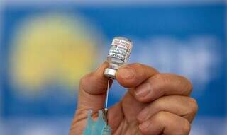Profissional de saúde manipula dose da vacina bivalente, utilizada na prevenção da covid-19. (Foto: Fabio Pozzebon/Agência Brasil)
