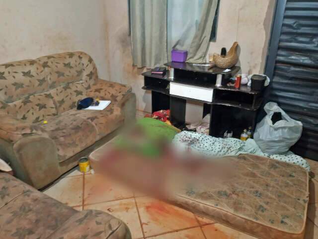 Homem &eacute; assassinado com golpes de faca enquanto dormia na sala