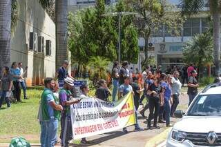Protesto dos servidores da enfermagem em frente à prefeitura no dia 27 de fevereiro. (Foto: Marcos Maluf)
