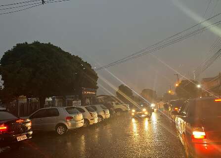 Dourados tem 25 milímetros de chuva em 15 minutos e ruas ficam alagadas
