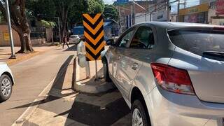 Motorista passa mal e carro engancha em estrutura de ponto de &ocirc;nibus