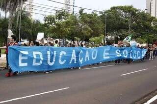 Alunos e professores em protesto pelas ruas de Campo Grande pedindo revogação do Novo Ensino Médio. (Foto: Alex Machado)