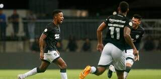 Jogadores comemoram o gol marcado por Júnior Santos. (Foto: Vitor Silva/Botafogo)