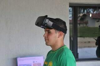Luiz Felipe foi o primeiro a experimentar os óculos e realidade virtual (Foto: Paulo Francis)
