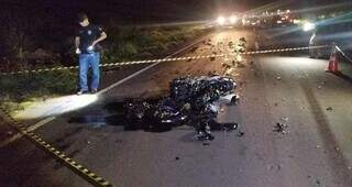 A motocicleta que Eliando Pilotava virou um amontoado de lataria na MS-157. (Foto: Adilson Domingos)