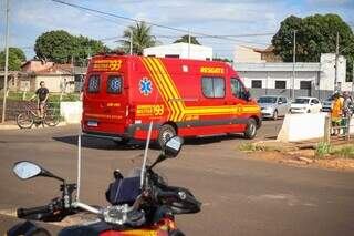 Bombeiros socorreram as vítimas do acidente, que danificou parte do carro e da motocicleta. (Fotos: Henrique Kawaminami)