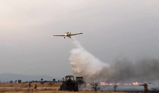 Avião dispersa água sobre incêndio florestal na região de Porto Murtinho, em agosto de 2022. (Foto: Semadesc)