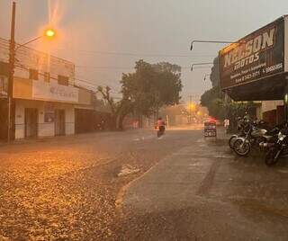 Chuva desta segunda-feira na região sul de Dourados (Foto: Helio de Freitas)