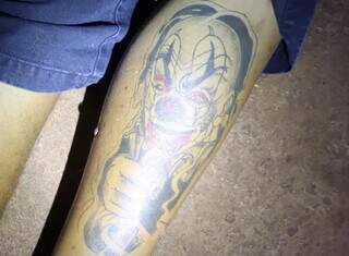 Tatuagem na perna de Iago, assassinado na noite desta segunda-feira. (Foto: Direto das Ruas)