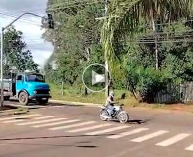 Desrespeito &agrave; sinaliza&ccedil;&atilde;o gera acidentes em rua do Jardim Centen&aacute;rio