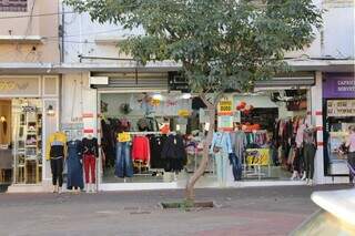 Loja de roupas na Rua Barão do Rio Branco, em Campo Grande (Foto: Paulo Francis)