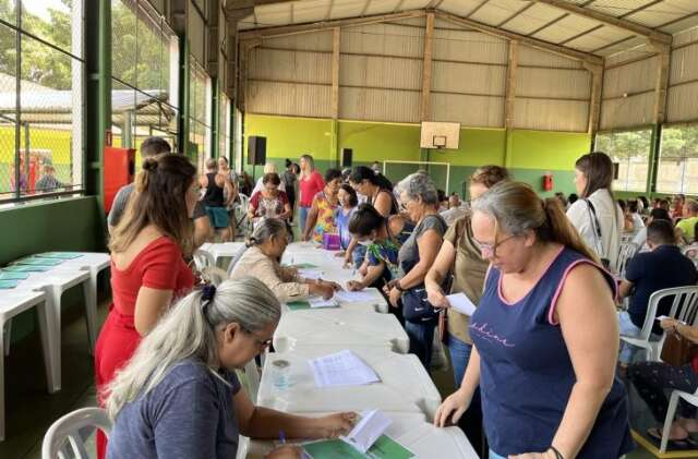 Fam&iacute;lias recebem t&iacute;tulos de regulariza&ccedil;&atilde;o fundi&aacute;ria e economizam R$ 8 mil