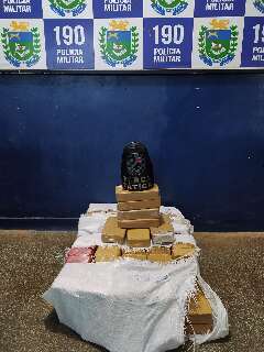 Polícia apreende 85 kg de pasta base de cocaína em assoalho de Corsa