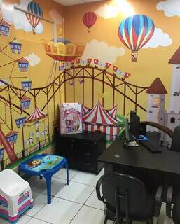 Sala decorada com papel de parede e brinquedos. (Foto: Divulgação)