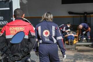 Motorista foi socorrido pelo Samu e levado para a Santa Casa (Foto: Henrique Kawaminami) 