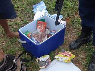 Caixa térmica com alimentos foi encontrada em posse dos autores. (Foto: Direto das Ruas)