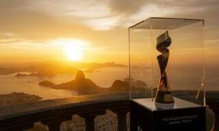 Taça da Copa Feminina de Futebol. (Foto: Thais Magalhães/CBF/Agência Brasil)