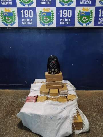 Pol&iacute;cia apreende 85 kg de pasta base de coca&iacute;na em assoalho de Corsa