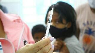 Enfermeira prepara dose de vacina para aplicar em criança na Capital. (Foto: Divulgação)
