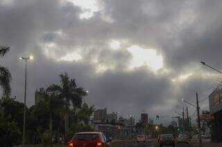 Sol tenta aparecer em meio as nuvens escuras em Campo Grande (Foto: Henrique Kawaminami)