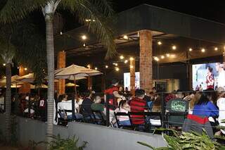Consumidores assistindo a jogo em bar de Campo Grande (Foto: Alex Machado)