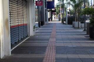 Comércio fechado na Rua 14 de Julho, no Centro de Campo Grande. (Foto: Arquivo)