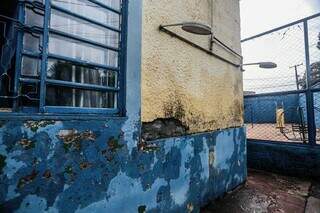 Escola infantil tem rachaduras e pintura descascada. (Foto: Marcos Maluf)