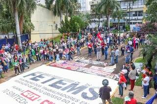Professores em protesto em frente à prefeitura de Campo Grande. (Foto: Henrique Kawaminami)