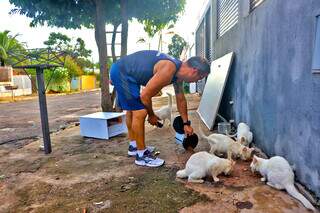 Na calçada, ele alimenta a turma de felinos. (Foto: Paulo Francis)