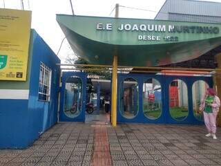 Escola Joaquim Murtinho com portões abertos para receber alunos (Foto: Idaicy Solano)