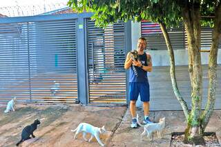 Jacques com os gatos que adotou e os cachorros. (Foto: Paulo Francis)