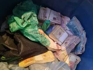 Dinheiro apreendido durante cumprimento de mandado em um dos alvos da operação (Foto: divulgação / PF)