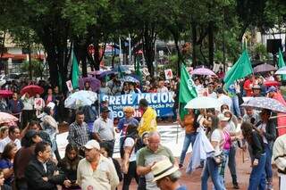 Grupo se concentra na Praça Ary Coelho, antes de seguir para prefeitura. (Foto: Henrique Kawaminami)