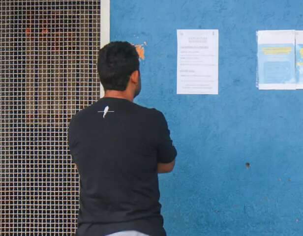 Desavisados d&atilde;o &ldquo;de cara&rdquo; no port&atilde;o em dia de paralisa&ccedil;&atilde;o dos professores