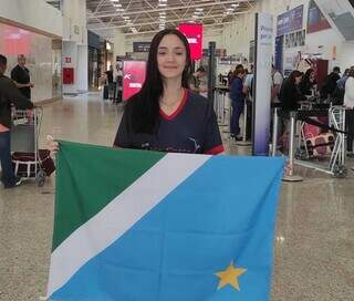 Atleta de Campo Grande no Aeroporto Internacional, ao ambarcar para representar o Estado em competição. (Foto: Repprodução/Redes Sociais)