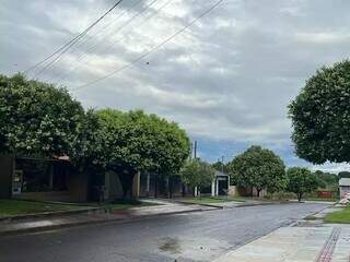 Cidade de Dourados amanheceu com céu nublado na manhã desta quarta-feira. (Foto: Helio de Freitas)
