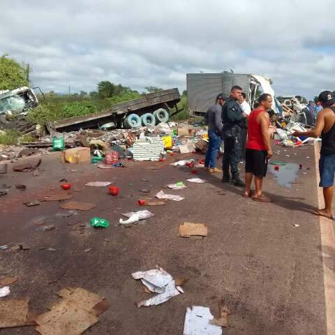 Duas pessoas morrem em acidente com caminh&otilde;es destru&iacute;dos na rodovia