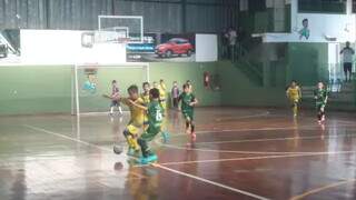 Meninos em quadra pela Copa Pelezinho de Futsal (Foto: Divulgação)