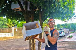 Em frente de casa, Jacques criou casa de PVC para gatos. (Foto: Paulo Francis)