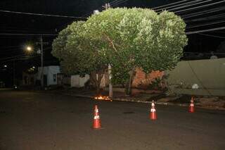 Moradores interditam rua ap&oacute;s inc&ecirc;ndio em fia&ccedil;&atilde;o no Morada Verde