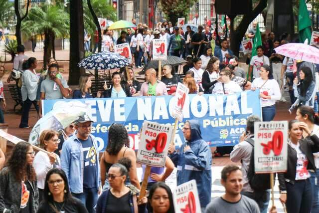 Com ades&atilde;o de 163 escolas, professores fazem passeata 