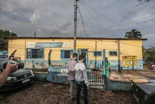 Diretora abre portão para inspeção de técnicos do TCE. (Foto: Marcos Maluf)