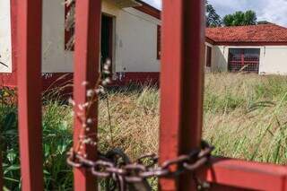 Apesar de portão possuir cadeado, muros de imóvel abandonado são baixos e facilitam invasão de usuários. (Foto: Henrique Kawaminami)