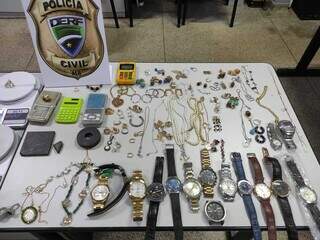 Joias e relógios encontrados no comércio. (Foto: Derf/Divulgação)