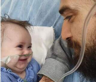 O pai com a menina sorridente, mas já no hospital. (Foto cedida pela familia)