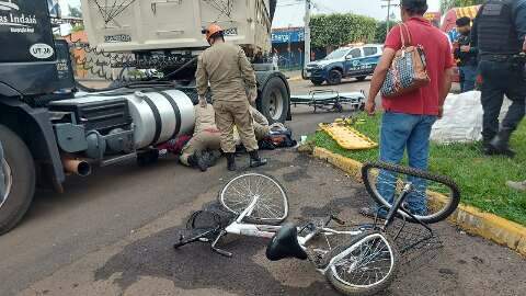 Ciclista é atropelada por carreta e morre a caminho do hospital